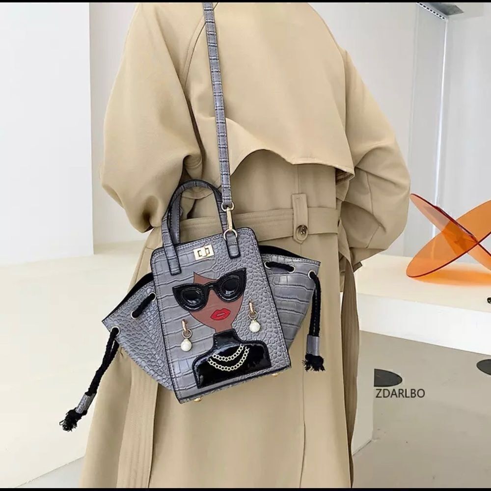 Lady In Grey Handbag - Picture 9 of 16